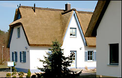 Reetdachhaus Feriendorf Scharm&uuml;tzelsee