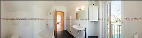360-Grad-Panorama - Badezimmer im Obergescho&szlig; im Musterhaus-Eigenheim "Park Spreti"