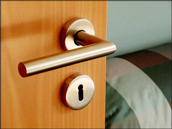 Edelstahl-Türdrückergarnitur im Massivhaus-Musterhaus "Park Spreti" Photo: "Park Spreti" Markenbeschläge