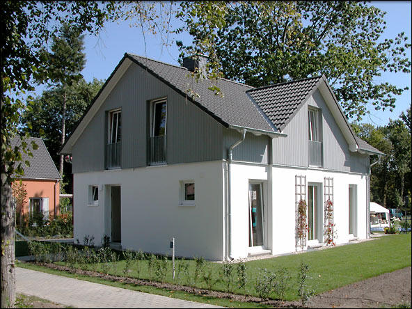 Modernes großes Einfamilienhaus im "Park Spreti" Ansicht des großen modernen Klassik-Haustyps