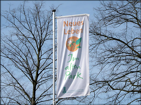 Projektflagge am Massivhaus im Park Spreti Photo: "Park-Spreti" Projektflagge