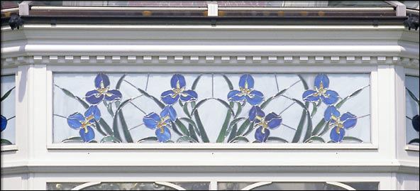 Wintergarten Bleiverglasung mit Blumenmotiv einer Schwertlilie